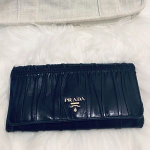 ✨Authentic Prada wallet✨